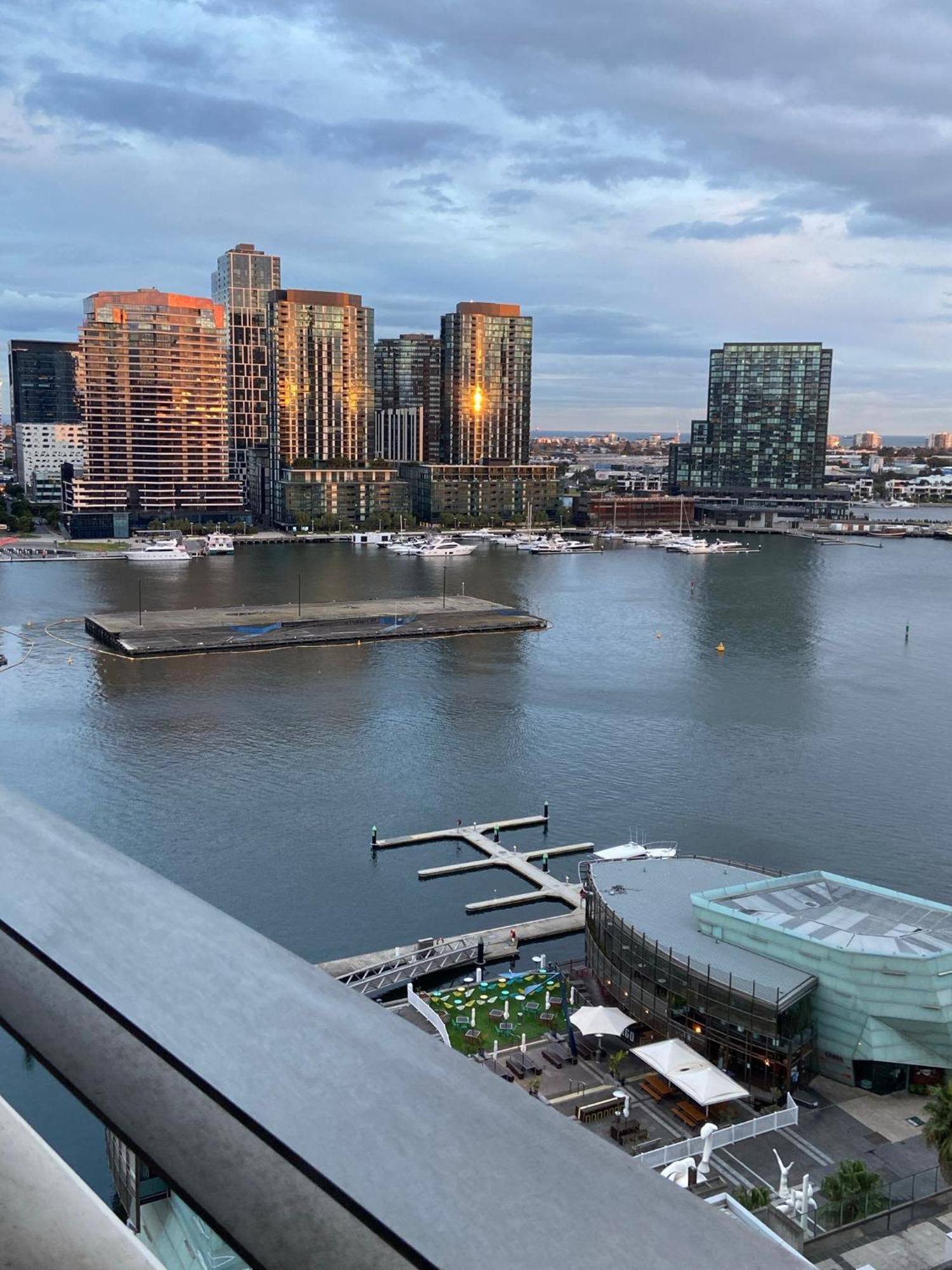 Akom At Docklands Melbourne Exterior foto